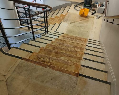 escaliers pierres pendant